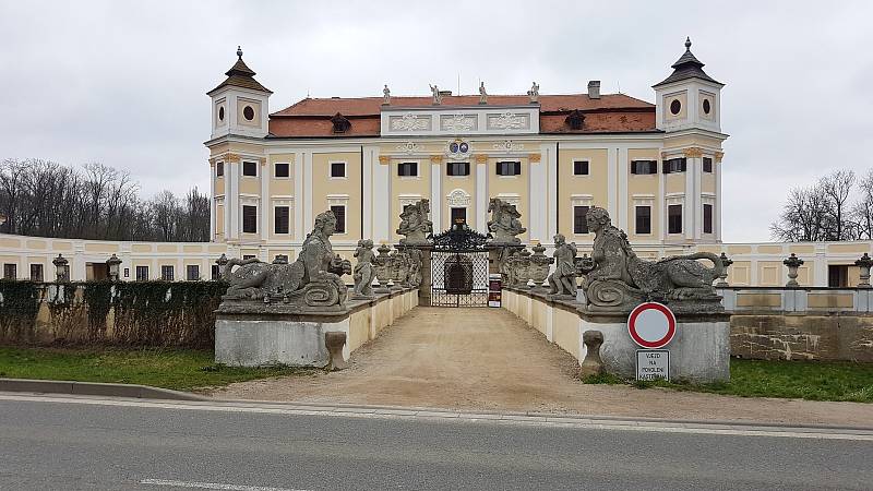 Milotice 21.3.2020 - srovnání místa před a po zákazu pohybu bez zakrytých úst a nosu - zámek Milotice