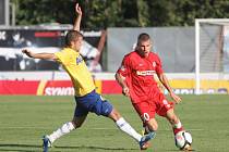 Fotbalista brněnské Zbrojovky Martin Husár (v červeném).