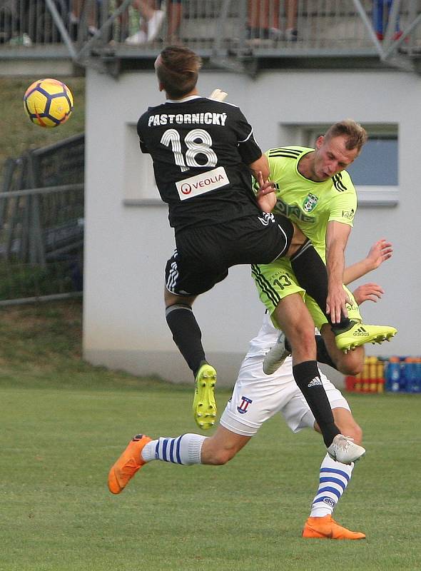 Fotbalisté Líšně (bílé dresy) podlehli v poháru prvoligové Karviné jasně 0:4.