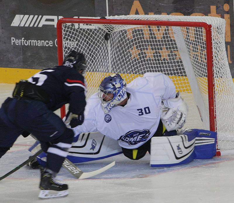 Kometa Brno (v bílém) podlehla Slovanu Bratislava 2:5.