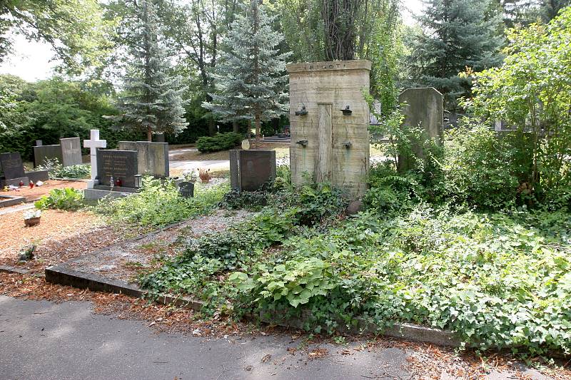 Neudržované hroby na Ústředním hřbitově v Brně.