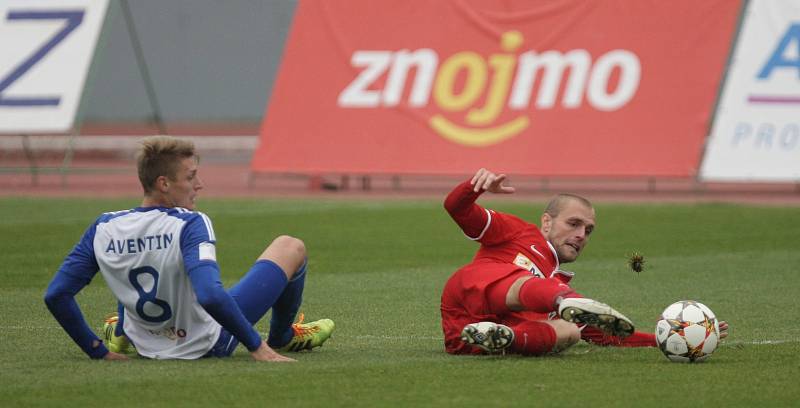 Fotbalisté prvoligové Zbrojovky Brno (v červeném) vypadli z poháru, když podlehli 0:1 Znojmu.