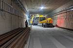 Ke svému konci se blíží stavba tramvajové trati k univerzitnímu kampusu. Dělníci v pondělí začali s pokládkou kolejí v tunelu. Na stavbu celé trati bude použito 350 tisíc kilogramů kolejnic.