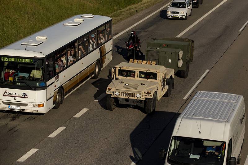 Desítky vozů americký armády projely ve čtvrtek ráno po dálnicích D1 a D2 jižní Moravou. Mířily na cvičení Nobe Jump 2017 a Saber Guardian 2017 na Balkán. 