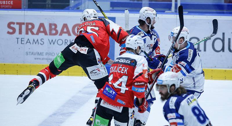 Hokejové utkání Tipsport extraligy v ledním hokeji mezi HC Dynamo Pardubice (v červenobílém) a HC Kometa ( v modrobílém) v pardudubické enterie areně.