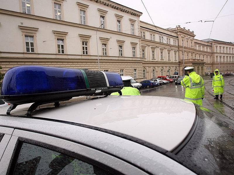 Prasklé vodovodní potrubí v Pekařské ulici v Brně ochromilo dopravu.