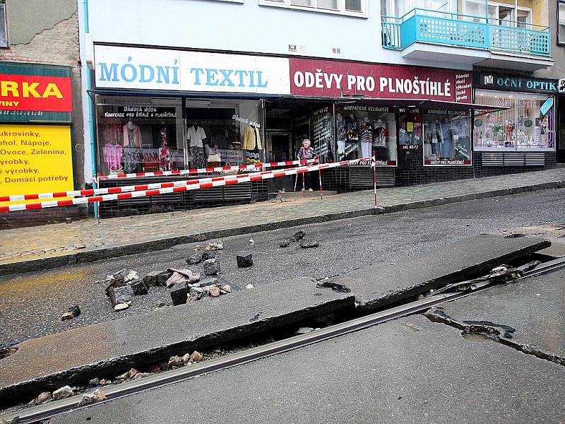 Prasklé vodovodní potrubí v Pekařské ulici v Brně ochromilo dopravu.
