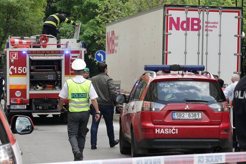 Požár kulisárny u Mahenova divadla v Brně. V pátek dopoledne divadlo přerušilo dětské představení, budovu musely opustit stovky lidí.