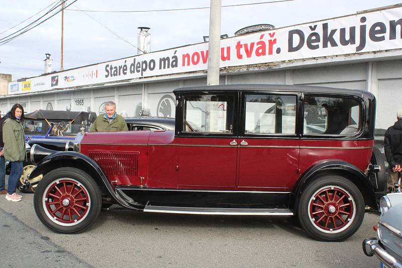 Před starým depem Masarykova okruhu si lidé prohlédli historické vozy.