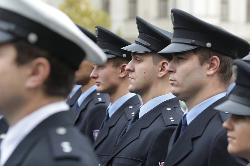 Řady jihomoravské policie rozšířilo 56 policistů, kteří po složení slavnostního slibu vstoupili do služebního poměru.  U příležitosti připomenutí 25 let fungování novodobé policie ředitelství také ocenilo tři nejlepší policisty za jejich službu.