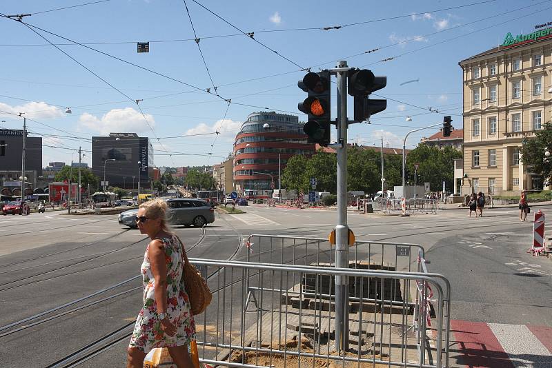 Rekonstrukce křižovatky Nové sady - Hybešova a Nové Sady - Husova v centru Brna dělá některým řidičům problémy. Dopravu tam řídí značky a občas i policie, nové semafory tam montovali teprve ve středu dopoledne.