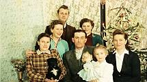 Rodina Hůryova ze Stonařova u vánočního stromečku v 50. letech minulého století.