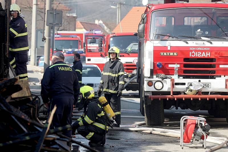 Celá střecha, půda a polovina rekreačního domu shořela v Silůvkách na Brněnsku.