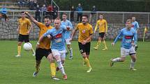 Fotbalisté Slovanu Rosice (ve žlutočerném) doma zdolali Hranice 3:0.