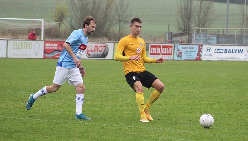 Fotbalisté Slovanu Rosice (ve žlutočerném) doma zdolali Hranice 3:0.