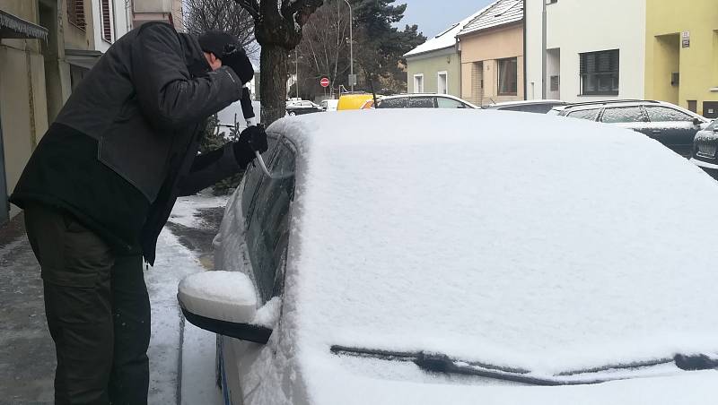 Lidé na jihu Moravy měli v pondělí potíže i se zamrzlými auty.