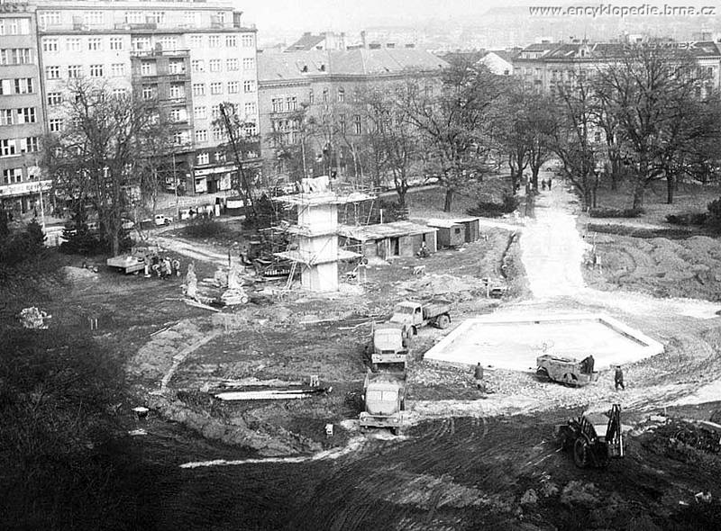 ZÁDY K PRÁCI. Jednou z dominant Moravského náměstí bývala do roku 1990 socha Komunisté. Brňané si dělali legraci, že stojí zády k práci, jelikož za nimi sídlila redakce Práce. Sousoší tvořily tři postavy, dělníka, kosmonauta a ženy.