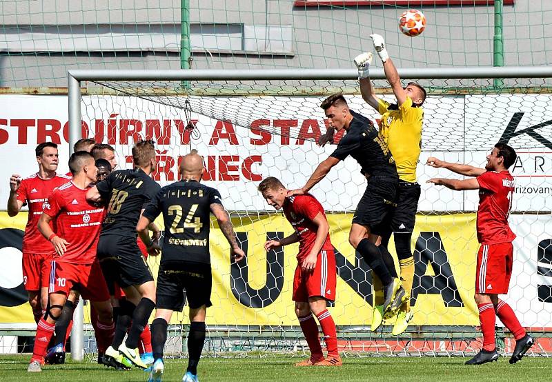 Třinec remizoval doma v 7. kole F:NL s brněnskou Zbrojovkou (v černém) 1:1.