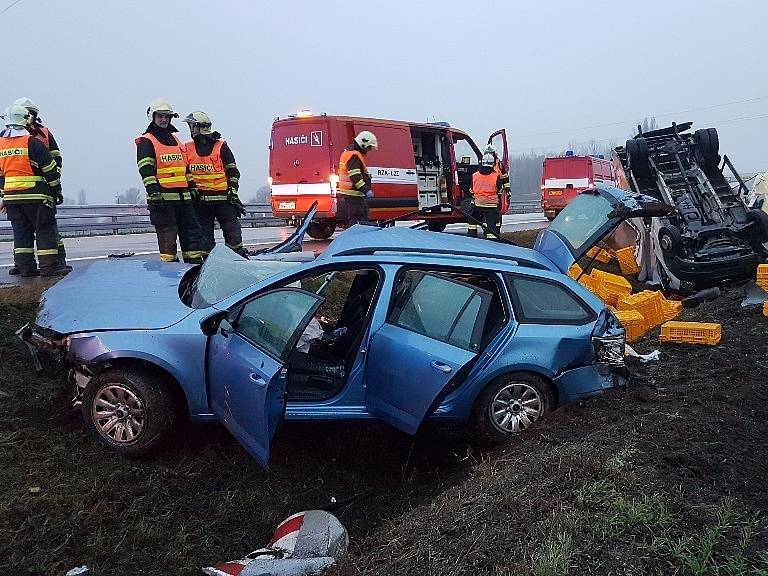 Krátce před středeční sedmou hodinou ráno vyjížděli hasiči, policisté a záchranáři k nehodě na pátém kilometru dálnice D2 ve směru na Brno. Na úrovni Rebešovic na Brněnsku se střetlo osobní auto s dodávkou, ta skončila na střeše.