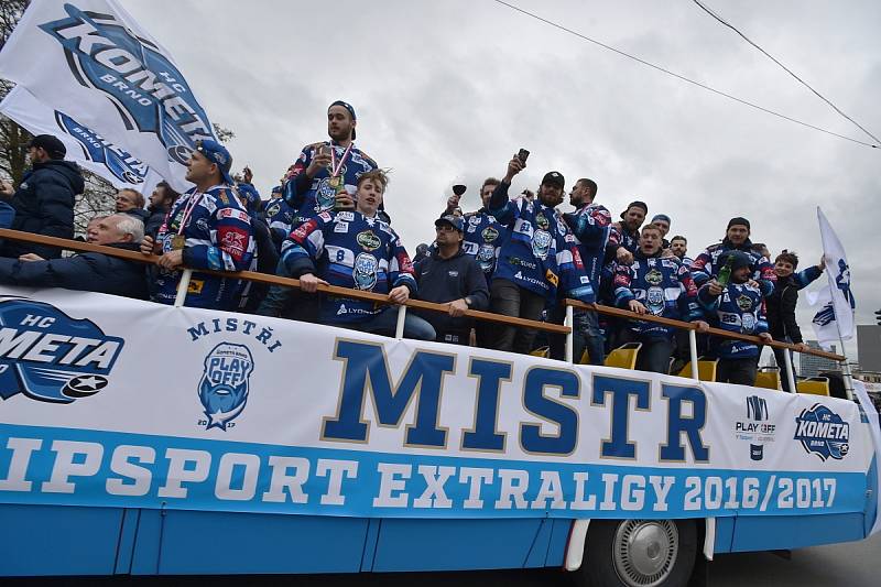 Mistrovské oslavy v Brně. Hokejisté Komety přijeli mezi fanoušky na zaplněný Zelný trh v otevřeném autobuse.