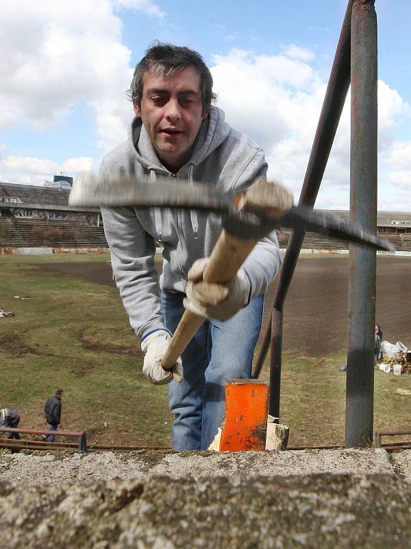 Brigáda na stadionu Za Lužánkami.