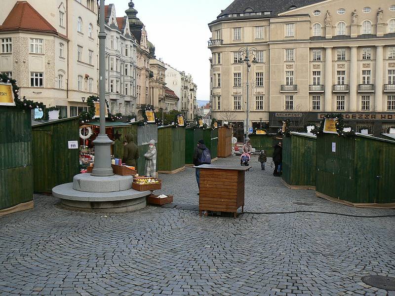 Adventní procházka Brnem s vánoční atmosférou.Na snímku Zelný trh a zavřené stánky.