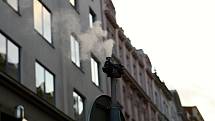 Před brněnským Nejvyšším správním soudem na Moravském náměstí se objevila na takzvané kouřící značce lokomotiva.