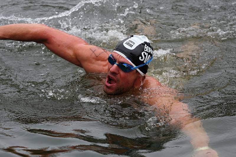 Desítky otužilých nadšenců se účastnily kryathlonu na Olympijském festivalu v Brně.