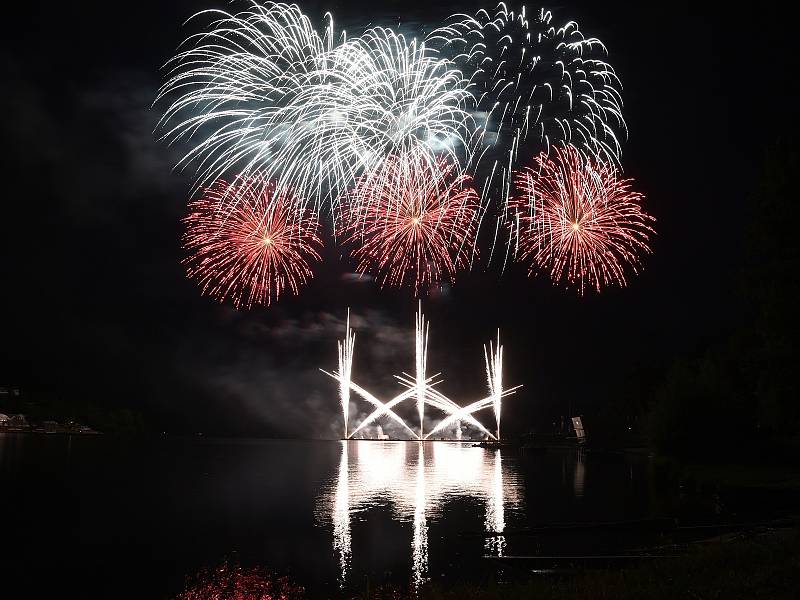 S prvním soutěžním ohňostrojem festivalu Ignis Brunensis na Brněnské přehradě se představilo Polsko.