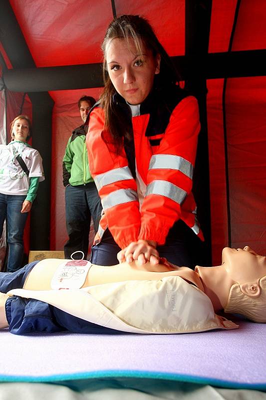 Defibrilátor může při zástavě srdce zachránit lidský život.