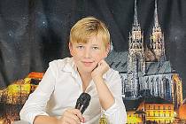 Dvanáctiletý Tomáš Hrnčíř chystá vlastní talkshow. Pozvání na ni přijal přijal divadelní herec Jan Přeučil a televizní moderátor Karel Voříšek.