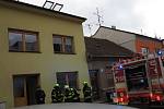K požáru rodinného domu v brněnských Žabovřeskách vyjížděli hasiči ve čtvrtek v podvečer. Tři lidi, kteří se nadýchali kouře, odvezli záchranáři do nemocnice.