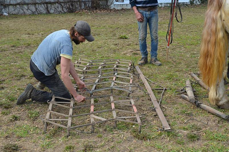 Otec a syn Sněhotovi srovnávali povrch po kácení topolů na ploše u břehu Svratky kousek od DRFG arény.