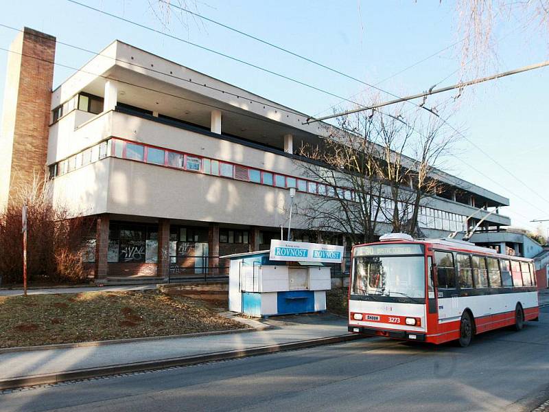 Chátrající nákupní středisko Letná v Brně-Bystrci.