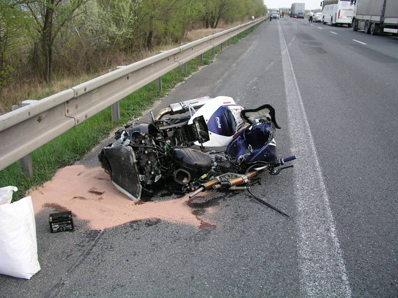 Smrtelná dopravní nehoda motorky a automobilu u Pasohlávek.