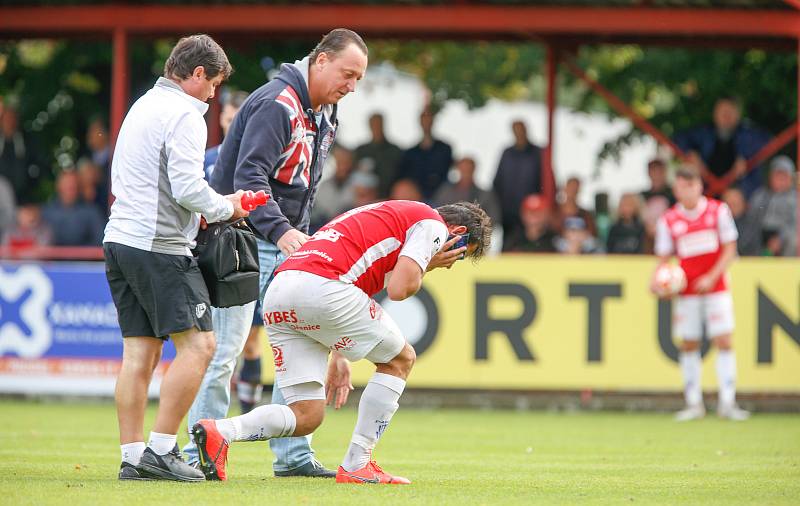 Utkání Fobalové národní ligy mezi FK Pardubice (ve červenobílém) a SK Líšeň ( v modrém) na hřišti pod Vinicí v Pardubicích.