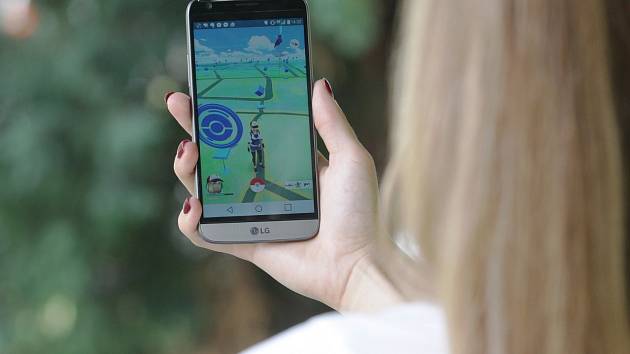 Animované postavičky takzvaných Pokémonů hledají v ulicích i Brňané. Hráči, kteří propadli populární mobilní aplikaci, se vydali na první společné chytání. 