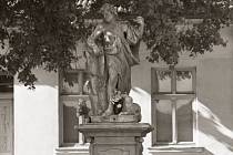 Socha Jana Křtitele na původním místě v brněnské Olomoucké ulici v druhé polovině dvacátého století.