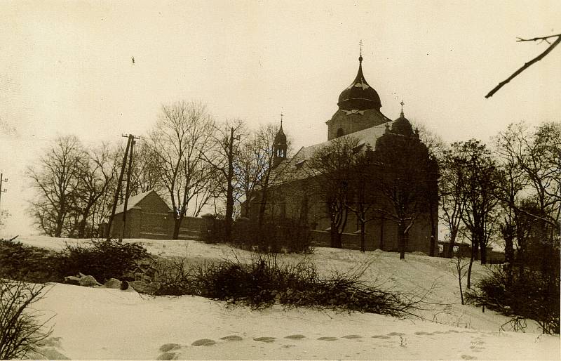 Trstěnický kostel Povýšení svatého Kříže v zimním hávu; zřejmě 60. léta 20. století; ze sbírky Jana Polického.