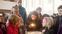 V boskovickém evangelickém kostele se uskutečnila krátká pietní vzpomínka při nedělní bohoslužbě. Děti při té příležitosti za oběti zapálily svíčky.