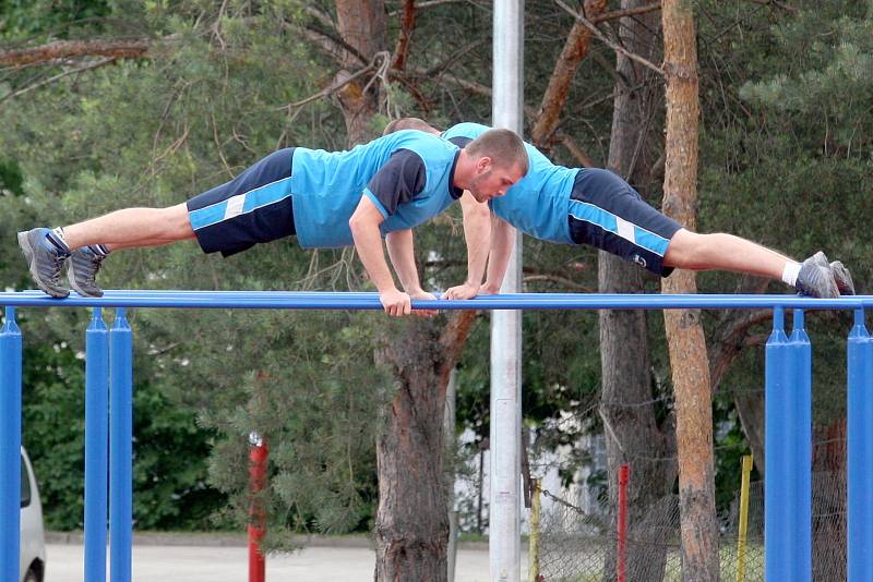 Opravený atletický stadion mají od středy k dispozici vojáci Univerzity obrany v kasárnách Jana Babáka.