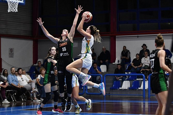 Basketbalistky Žabin Brno (v tmavých dresech) sehrály druhý zápas eurocupové skupiny A na palubovce řecké Eleftherie.
