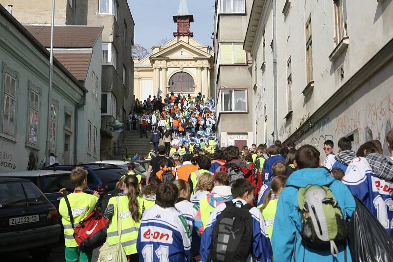 Děti i hráči brněnské Komety uklízeli okolí hradu Špilberk.