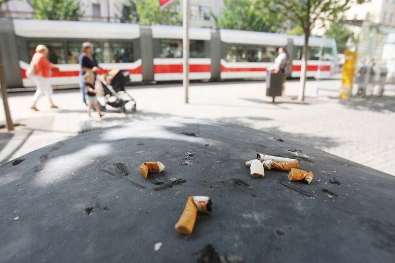 Popelníky v Brně, které kuřáci málo využívají, by mohly nahradit hlasovací schránky. Autor návrhu bojuje za čistější zastávky.