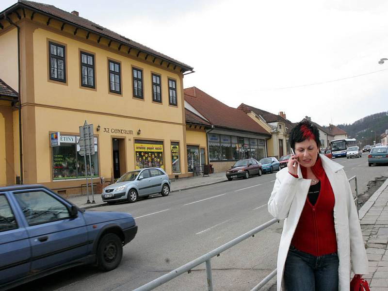 Nejrůznějších obchodů a obchůdků je v Zastávce dost, ale lidem chybí bankomat.