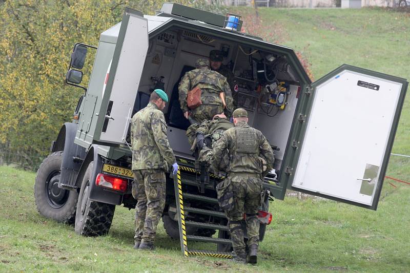 V areálu rozvodny v Sokolnicích na Brněnsku ve středu cvičili zásahy vojáci, policisté a záchranáři Českého červeného kříže.