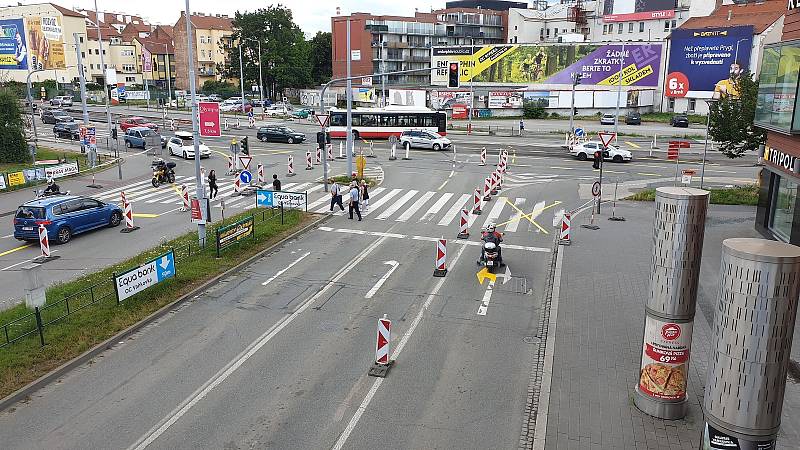 Uzavřený přechod mezi galerií Vaňkovka a obchodním domem Tesco v Brně v neděli 12. července odpoledne.