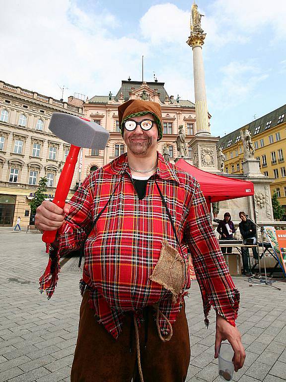 Ekologická soutěž žáků brněnských škol na náměstí Svobody.