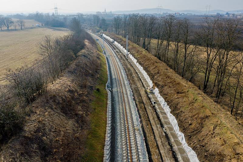 Elektrifikace trati mezi Brnem a Zastávkou. Březen 2021.