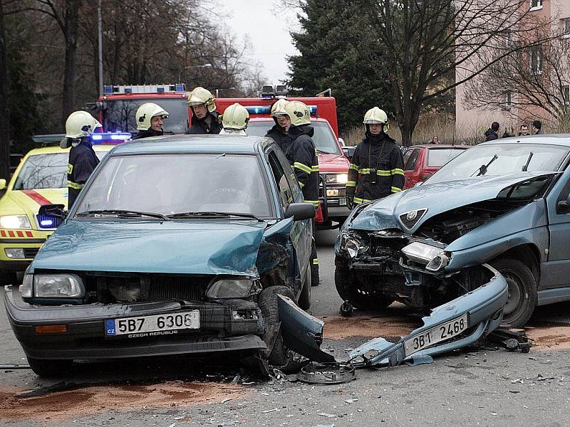 Nehoda tří osobních aut ve Skopalíkově ulici v Brně.